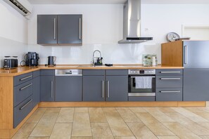 Réfrigérateur, un four, surface de cuisson, lave-vaisselle
