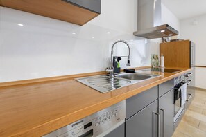 Fridge, oven, stovetop, dishwasher