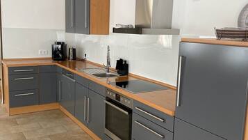 Kühlschrank, Ofen, Herdplatte, Geschirrspüler