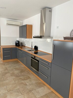 Geladeira, fogão, cooktop, lava-louças