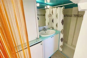 Haartrockner, Handtücher, Seife, Toilettenpapier