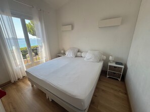 3 bedrooms, iron/ironing board, Internet, bed sheets - Villa near beach. (Pietrosella)