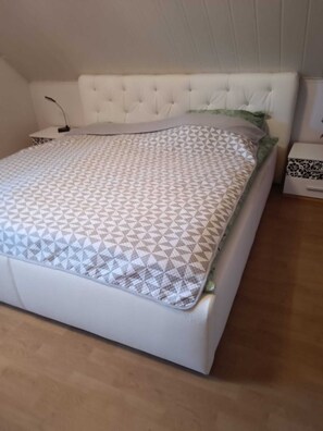 2 bedrooms, Internet, bed sheets - Cozy vacation apartment in the countryside (Wertheim)