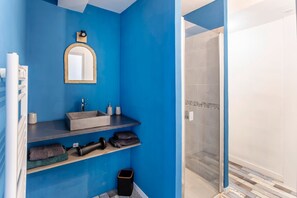 Een douche, een haardroger, handdoeken