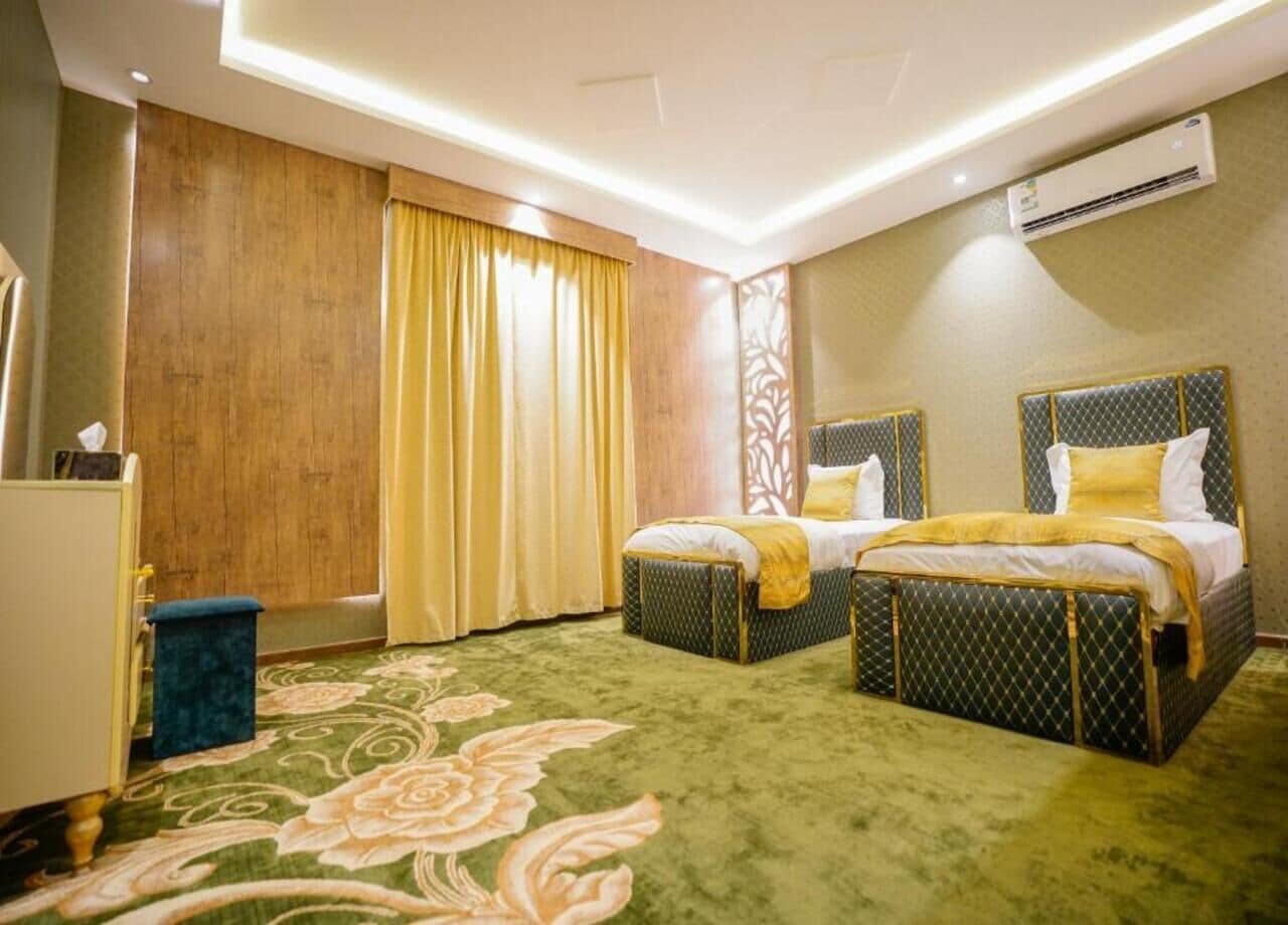 Espacio para trabajar con un portátil y tabla de planchar con plancha