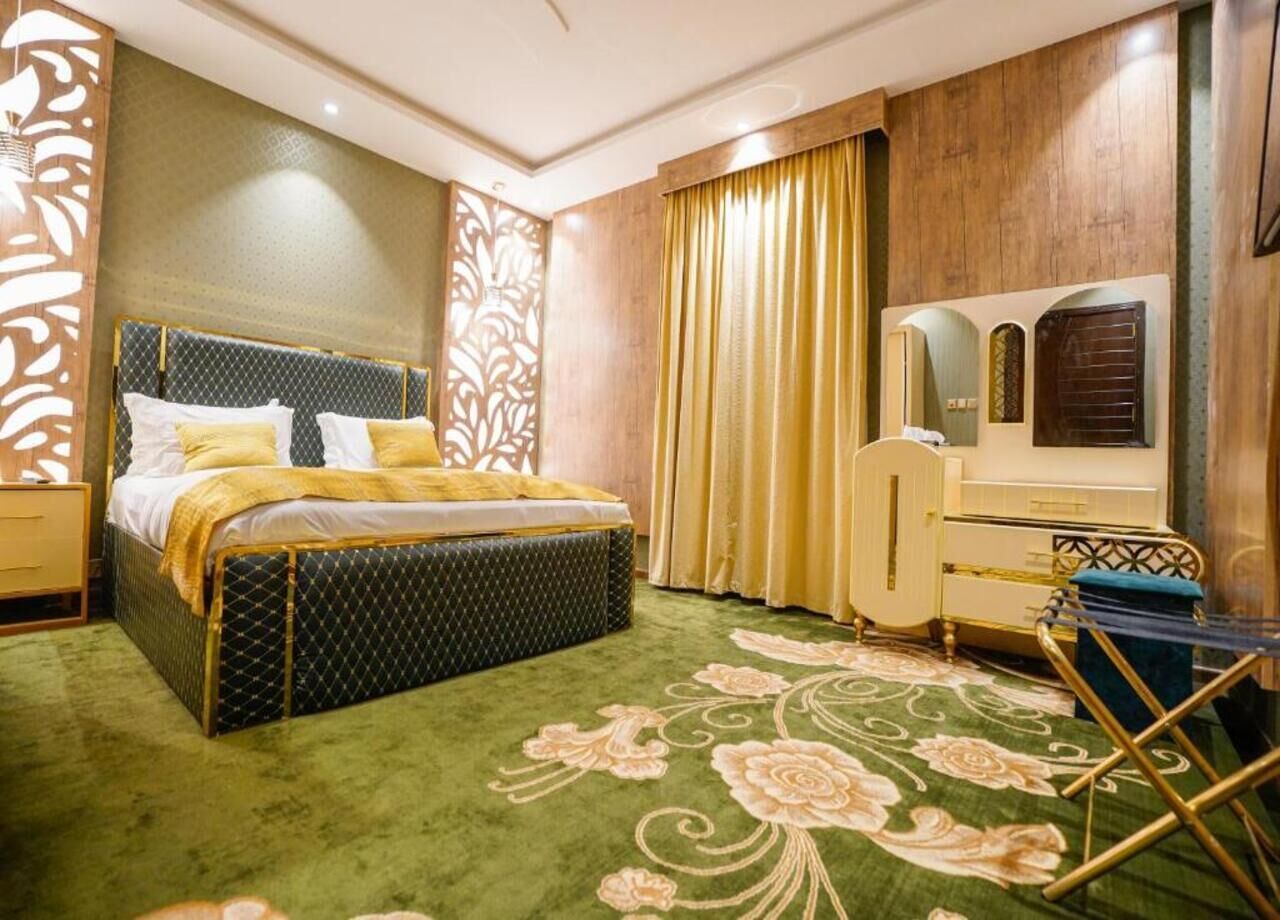 Departamento | Espacio para trabajar con laptop y tabla de planchar con plancha 