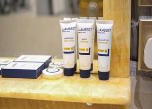 Departamento | Amenidades de baño | Toallas, jabón, shampoo, papel de baño 