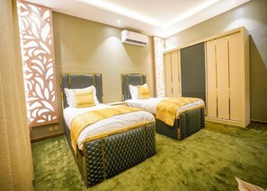 Estudio, vista a la ciudad | Espacio para trabajar con laptop y tabla de planchar con plancha 