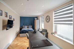 1 bedroom, desk, iron/ironing board, WiFi - Upstairs apartment in Plymouth by STAE-Homes (Plymouth)