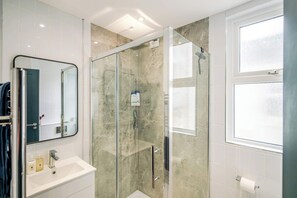 Shower, towels, shampoo - Upstairs apartment in Plymouth by STAE-Homes (Plymouth)