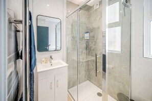 Shower, towels, shampoo - Upstairs apartment in Plymouth by STAE-Homes (Plymouth)
