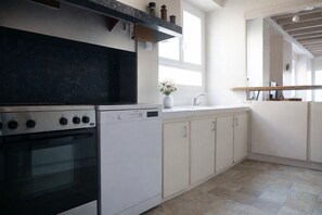 Fridge, microwave, coffee/tea maker, toaster - Pleasant house located in the city center, suitable for 6 people. (Les Sables-d´Olonne)