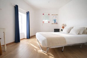 5 bedrooms, free WiFi, bed sheets - Pleasant house located in the city center, suitable for 6 people. (Les Sables-d´Olonne)