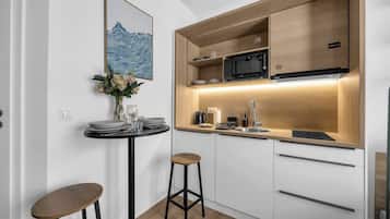 Refrigerador, microondas, placa de cocina, utensilios de cocina