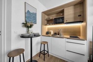 Refrigerador, microondas, placa de cocina, utensilios de cocina