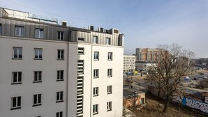 Un edificio a più piani con facciata lineare, numerose finestre e un tetto dotato di condizionatori.