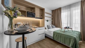 Tabla de planchar con plancha, wifi y ropa de cama