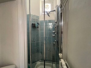 Hair dryer, towels, soap - Nice Apartment sleeps 4, private parking, 500m from Paris 13eme Ivry-sur-Seine (Ivry-sur-Seine)