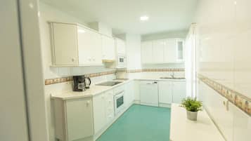 Appartement, balcon, vue ville | Cuisine privée