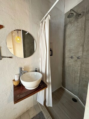 Phòng đôi hoặc 2 giường đơn phong cách cổ điển, sân hiên | Phòng tắm | Khăn tắm 