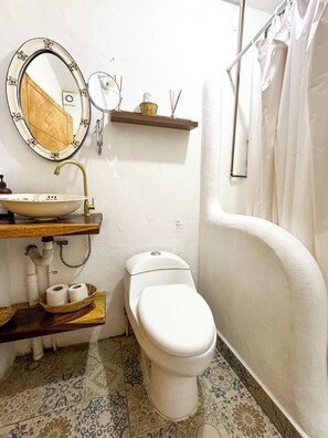 Family Cabin, Patio, Courtyard View | Bathroom | Towels - Hostal Casa de Zeferina (Tuxtla Gutiérrez)