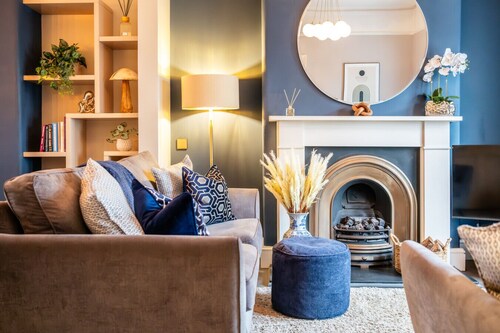 Stunning 2 Bed Townhouse with Patio in Cheltenham