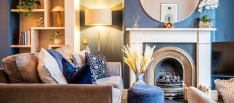 Stunning 2 Bed Townhouse with Patio in Cheltenham