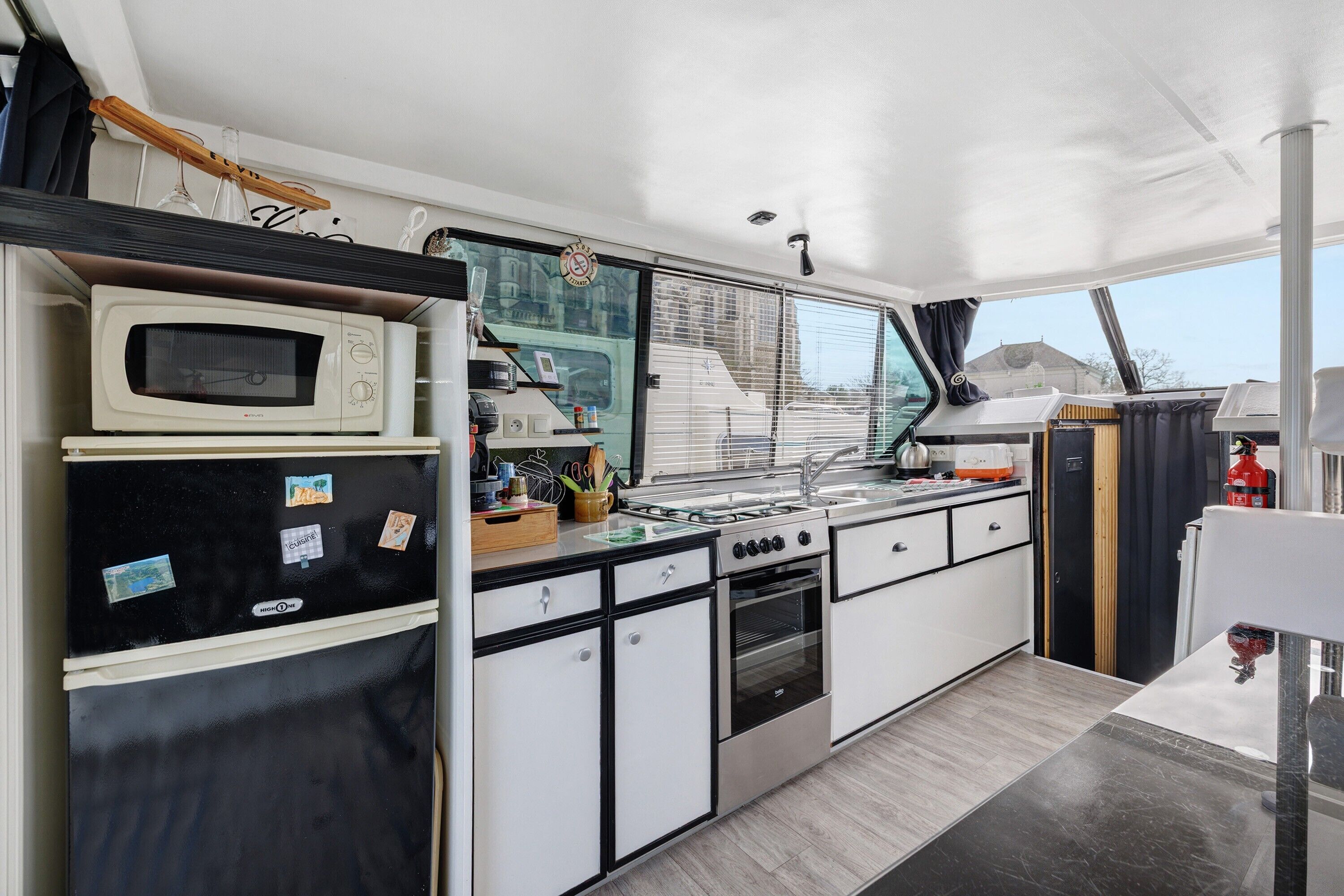 Kylskåp, mikrovågsugn, ugn och spishäll