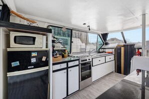 Een koelkast, een magnetron, een oven, een kookplaat