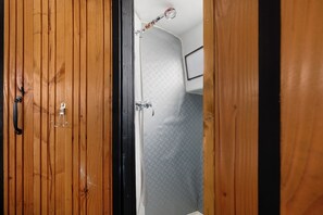 Regadera, secadora de cabello, toallas 