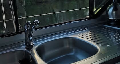 Houseboat 'Bateau Elvis' with Private Terrace