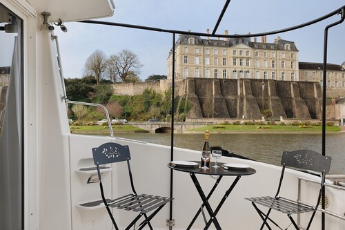 'Bateau Elvis' Houseboat with Private Terrace