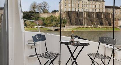 'Bateau Elvis' Houseboat with Private Terrace