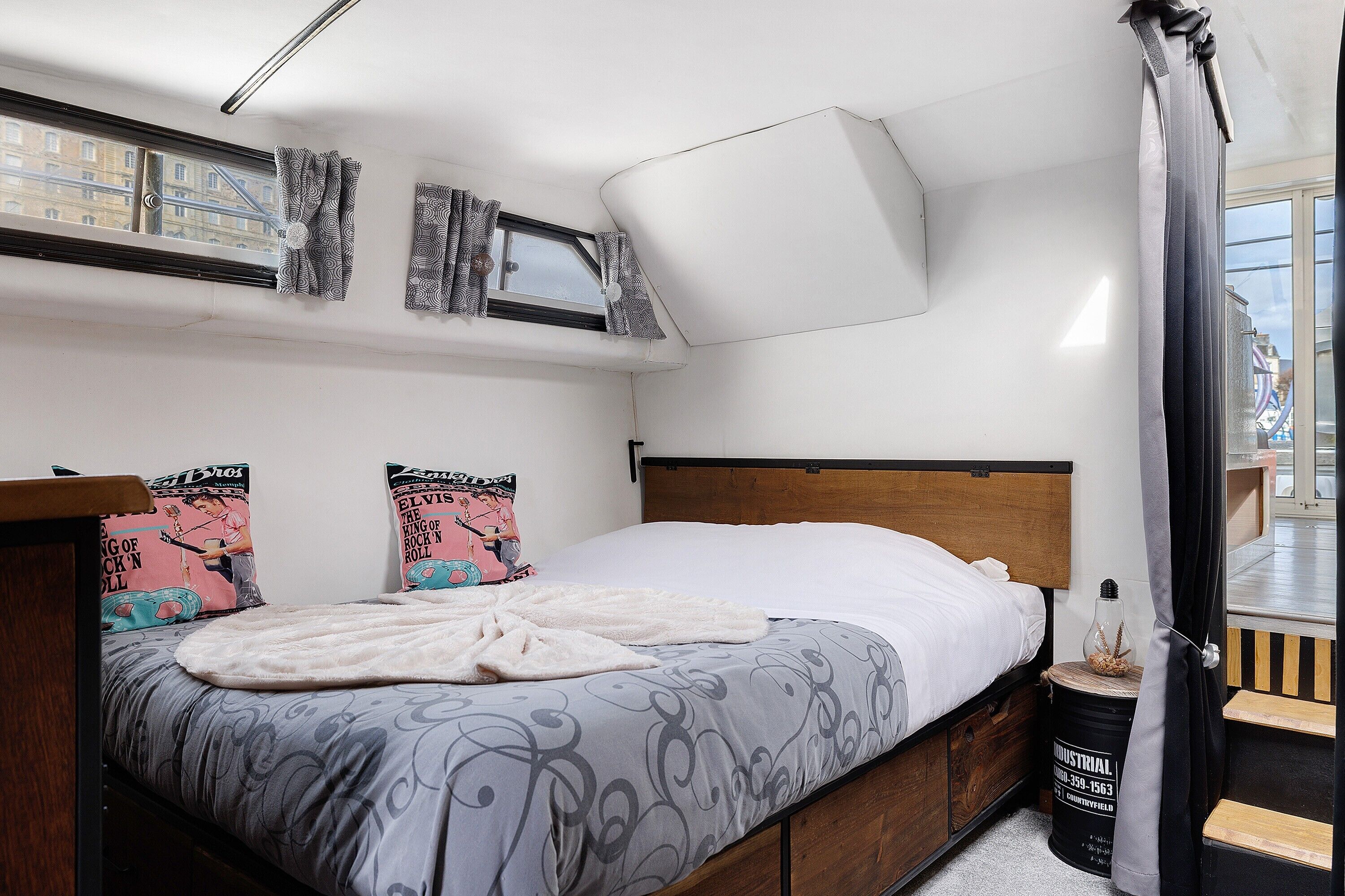 1 bedroom, bed sheets