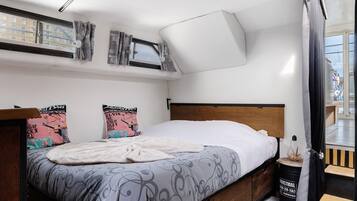 1 bedroom, bed sheets