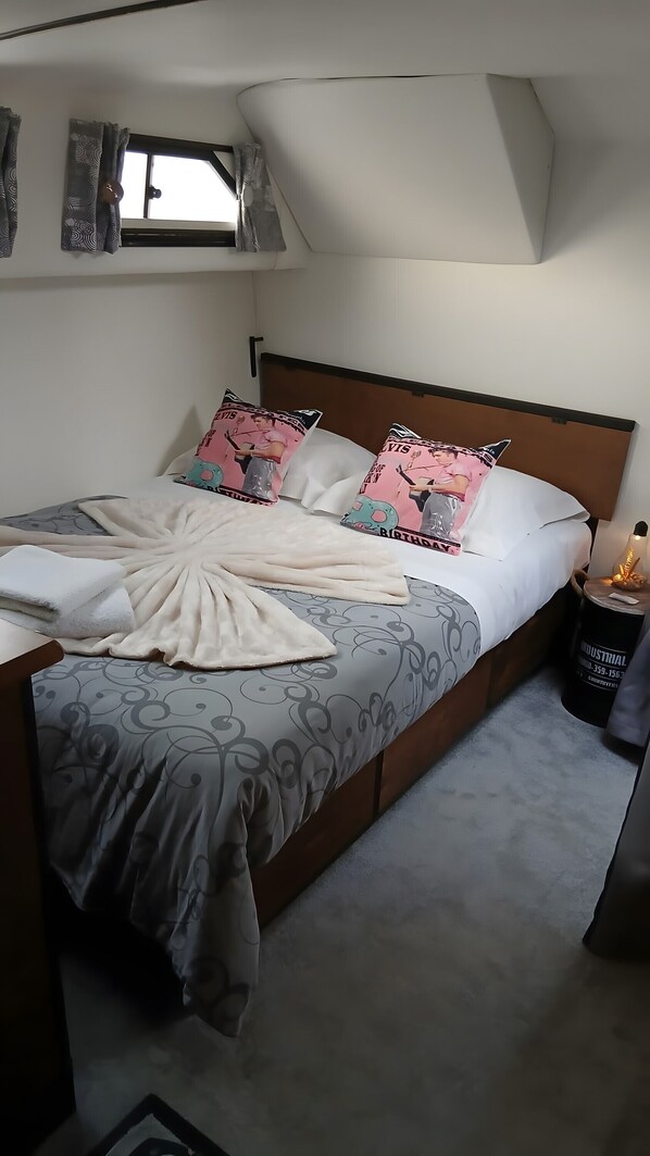 Unclassified image, 1 of 26, button - Houseboat 'Bateau Elvis' with Private Terrace (Sablé-sur-Sarthe)