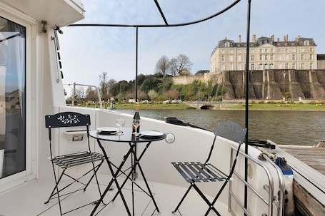 Restauration extérieure. Péniche 'Bateau Elvis' avec terrasse privée