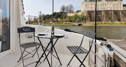 'Bateau Elvis' Houseboat with Private Terrace