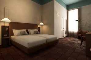 Ein Doppelbett mit zwei Nachttischen, ein Sessel und ein Schreibtisch in einem Zimmer mit Fliesenboden und einer blauen Wand.