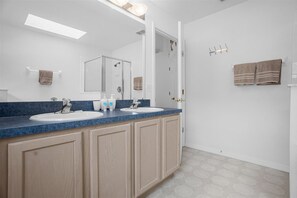 Sèche-cheveux, serviettes fournies, papier toilette