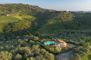 Exterior - Beautiful pool villa with spectacular views of Volterra and plenty of privacy (San Cipriano)