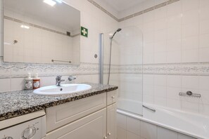 Hair dryer, towels, soap, shampoo - #370 1BR Riamar | Sea View & Central (Armação de Pêra)