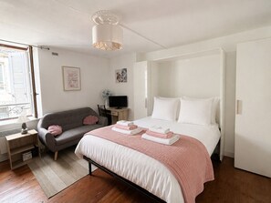 1 bedroom, iron/ironing board - Bright studio in the heart of the Old Market (La Rochelle)