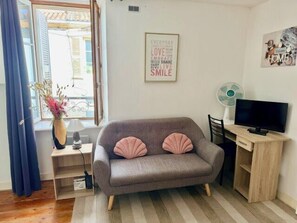 TV - Bright studio in the heart of the Old Market (La Rochelle)