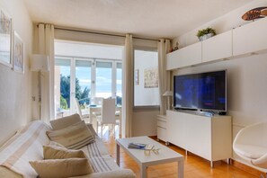 TV - Bright Apartment with Sea View and Swimming Pool (Sainte-Maxime)