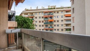 A balcony with a view of a multi-story residential building. - Bright apartment with a view in Antibes (Antibes)