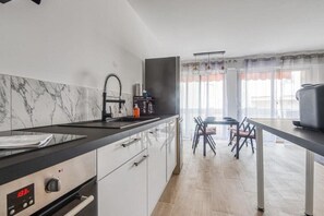 Private kitchen - Bright apartment with a view in Antibes (Antibes)
