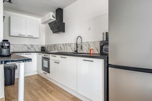 Private kitchen - Bright apartment with a view in Antibes (Antibes)