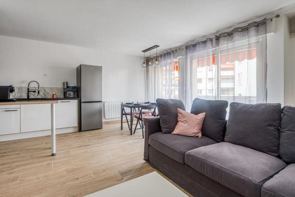 Ein modernes Apartment mit Küche, Essbereich und Wohnzimmer.