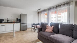 A modern apartment with a kitchen, dining area, and living room. - Bright apartment with a view in Antibes (Antibes)